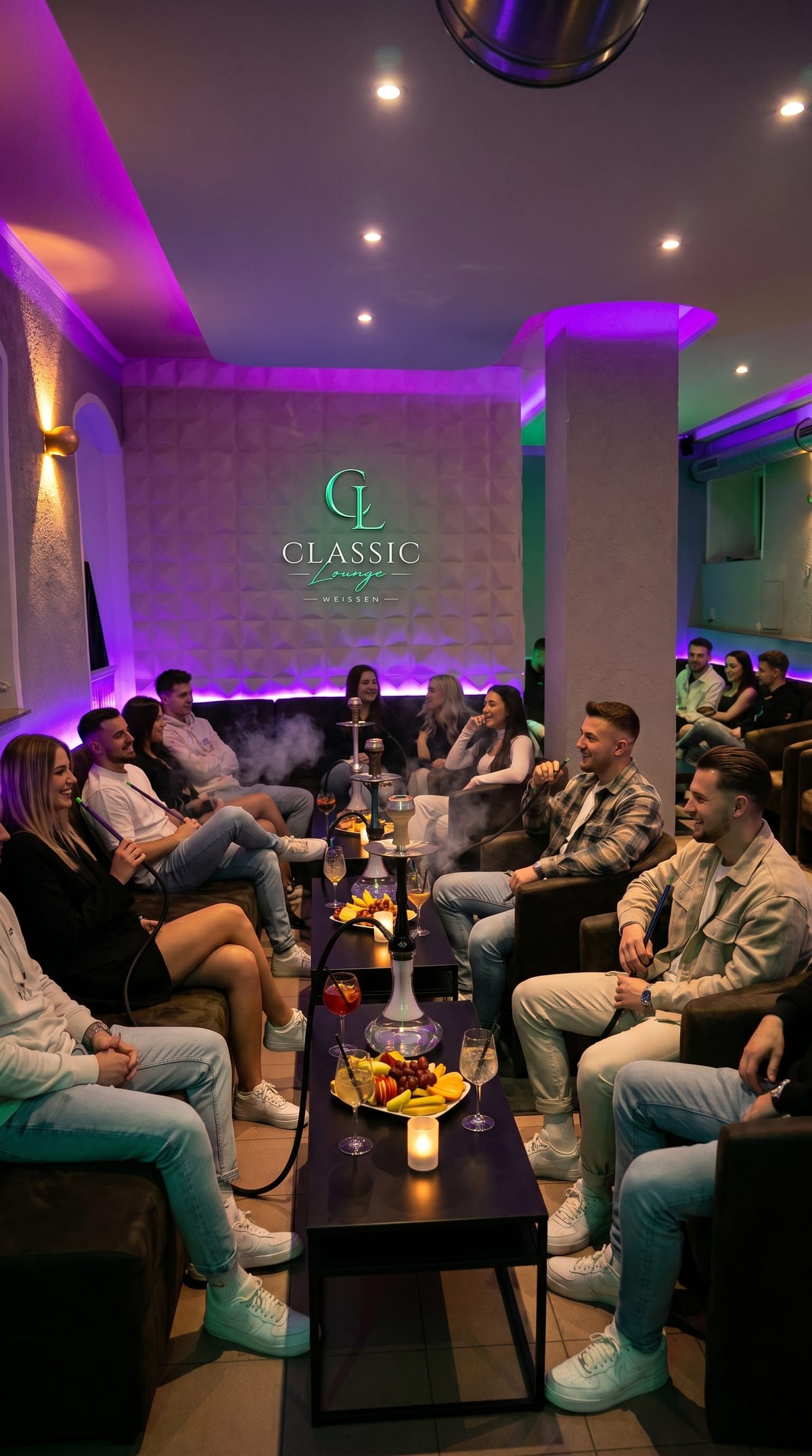 Gemütliche Lounge-Atmosphäre mit Sitzecken und Neonlicht in der Classic Lounge Meißen