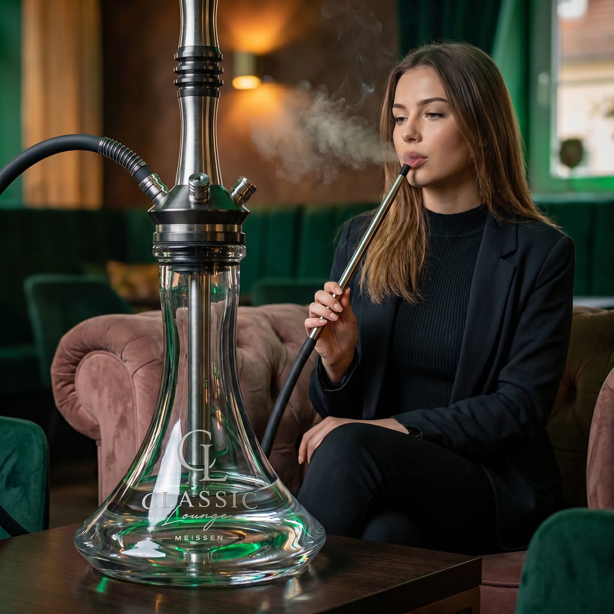 Gast genießt Premium-Shisha in der Classic Lounge Meißen